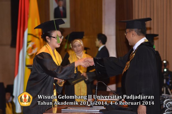 wisuda-unpad-gel-ii-ta-2013_2014-fakultas-kedokteran-oleh-rektor-111