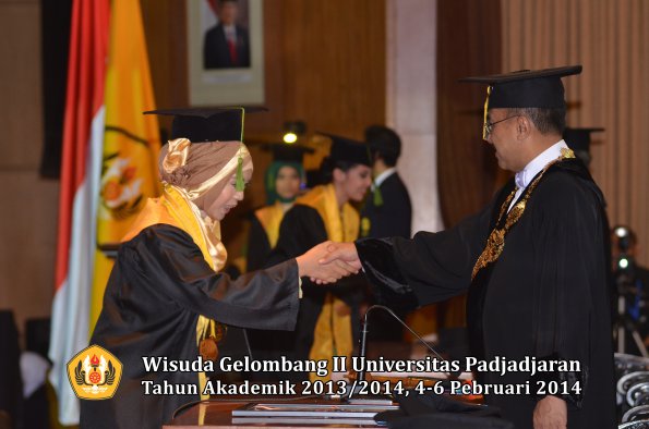 wisuda-unpad-gel-ii-ta-2013_2014-fakultas-kedokteran-oleh-rektor-112