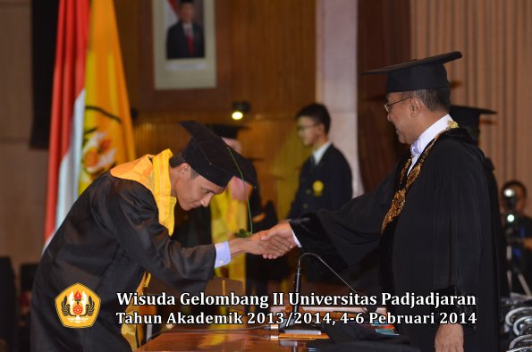 wisuda-unpad-gel-ii-ta-2013_2014-fakultas-kedokteran-oleh-rektor-133