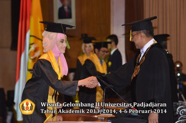 wisuda-unpad-gel-ii-ta-2013_2014-fakultas-kedokteran-oleh-rektor-134