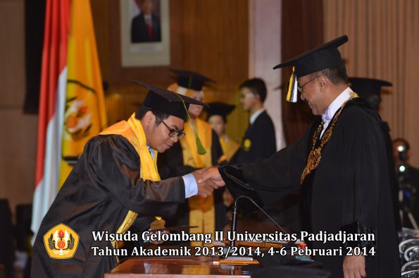 wisuda-unpad-gel-ii-ta-2013_2014-fakultas-kedokteran-oleh-rektor-135