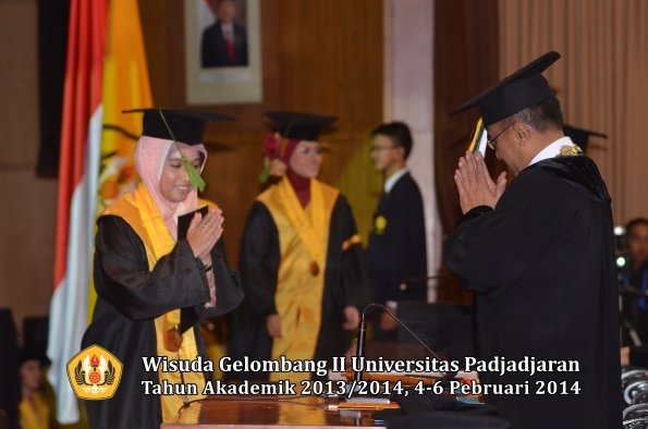 wisuda-unpad-gel-ii-ta-2013_2014-fakultas-kedokteran-oleh-rektor-139