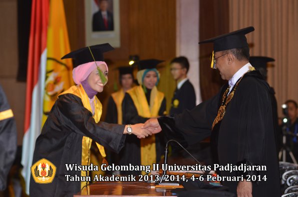 wisuda-unpad-gel-ii-ta-2013_2014-fakultas-kedokteran-oleh-rektor-142