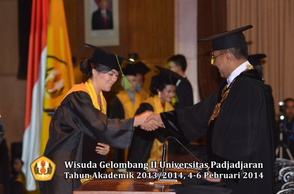 wisuda-unpad-gel-ii-ta-2013_2014-fakultas-kedokteran-oleh-rektor-153