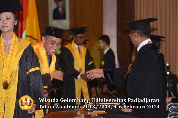 wisuda-unpad-gel-ii-ta-2013_2014-fakultas-kedokteran-oleh-rektor-165