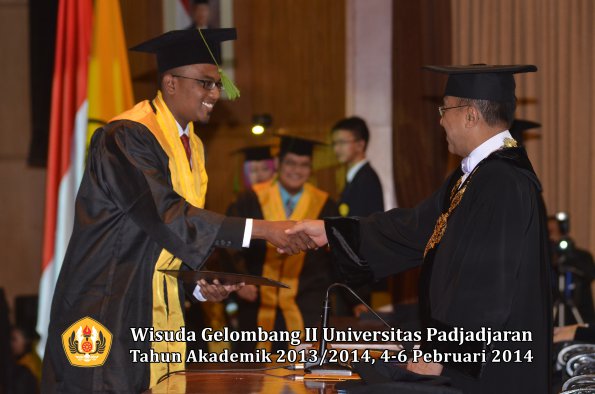 wisuda-unpad-gel-ii-ta-2013_2014-fakultas-kedokteran-oleh-rektor-166