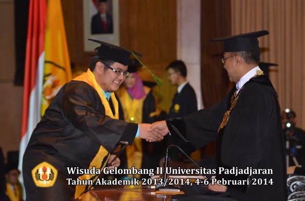 wisuda-unpad-gel-ii-ta-2013_2014-fakultas-kedokteran-oleh-rektor-167