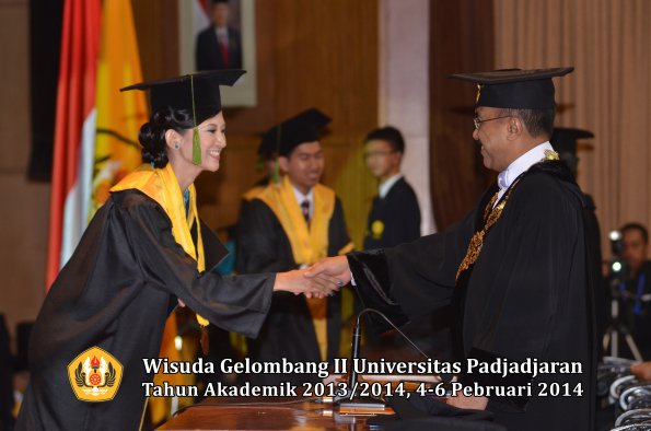 wisuda-unpad-gel-ii-ta-2013_2014-fakultas-kedokteran-oleh-rektor-183
