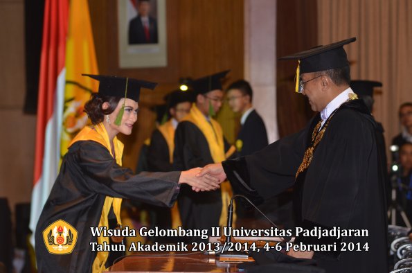wisuda-unpad-gel-ii-ta-2013_2014-fakultas-kedokteran-oleh-rektor-188