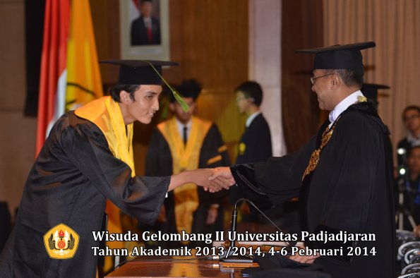 wisuda-unpad-gel-ii-ta-2013_2014-fakultas-kedokteran-oleh-rektor-195