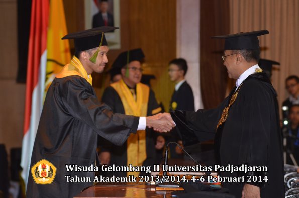wisuda-unpad-gel-ii-ta-2013_2014-fakultas-kedokteran-oleh-rektor-196