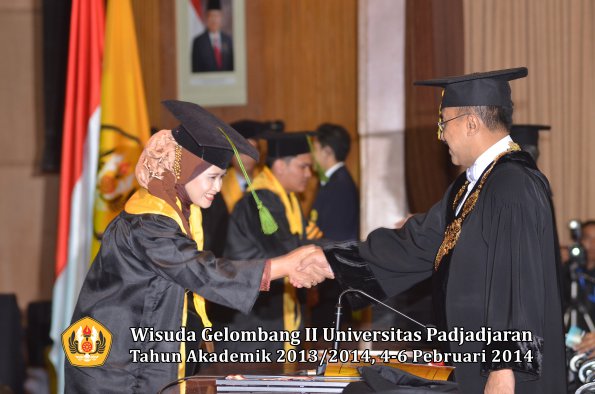 wisuda-unpad-gel-ii-ta-2013_2014-fakultas-kedokteran-oleh-rektor-224