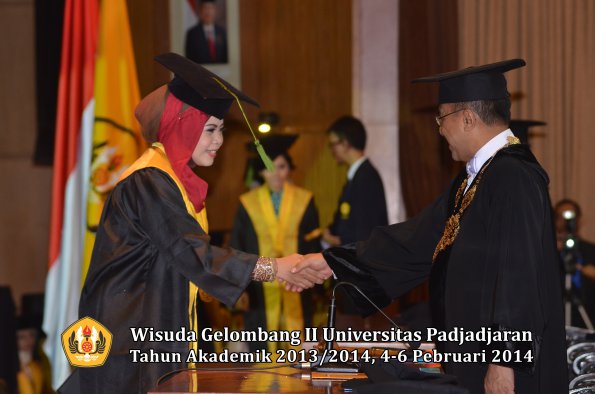 wisuda-unpad-gel-ii-ta-2013_2014-fakultas-kedokteran-oleh-rektor-227