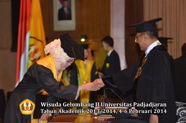 wisuda-unpad-gel-ii-ta-2013_2014-fakultas-kedokteran-oleh-rektor-229