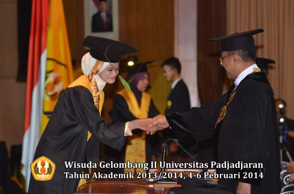 wisuda-unpad-gel-ii-ta-2013_2014-fakultas-kedokteran-oleh-rektor-233