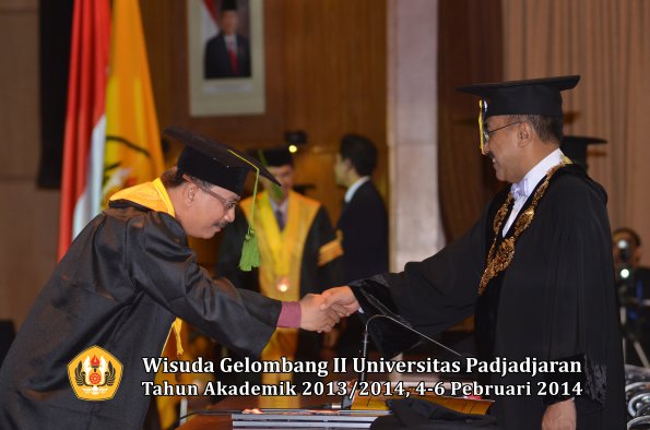 wisuda-unpad-gel-ii-ta-2013_2014-fakultas-kedokteran-oleh-rektor-236
