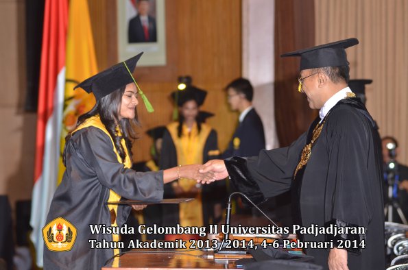 wisuda-unpad-gel-ii-ta-2013_2014-fakultas-kedokteran-oleh-rektor-243