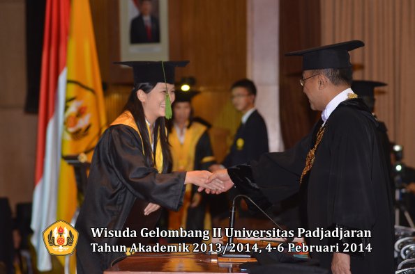 wisuda-unpad-gel-ii-ta-2013_2014-fakultas-kedokteran-oleh-rektor-245