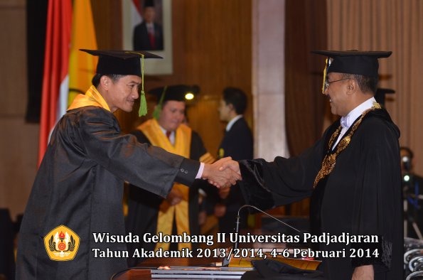 wisuda-unpad-gel-ii-ta-2013_2014-fakultas-kedokteran-oleh-rektor-247