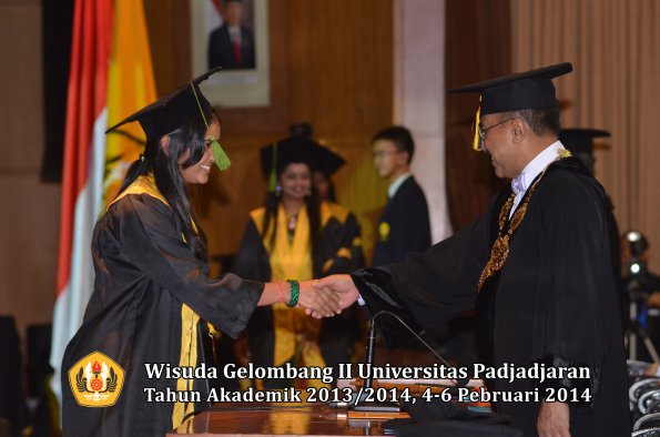 wisuda-unpad-gel-ii-ta-2013_2014-fakultas-kedokteran-oleh-rektor-254