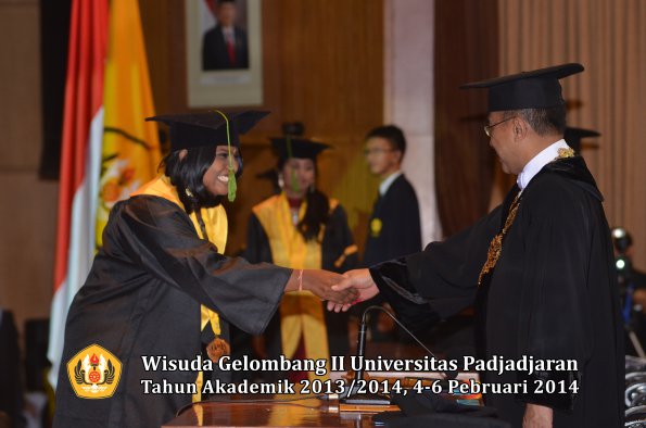 wisuda-unpad-gel-ii-ta-2013_2014-fakultas-kedokteran-oleh-rektor-257