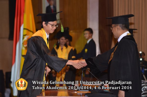 wisuda-unpad-gel-ii-ta-2013_2014-fakultas-kedokteran-oleh-rektor-262