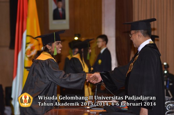 wisuda-unpad-gel-ii-ta-2013_2014-fakultas-kedokteran-oleh-rektor-267