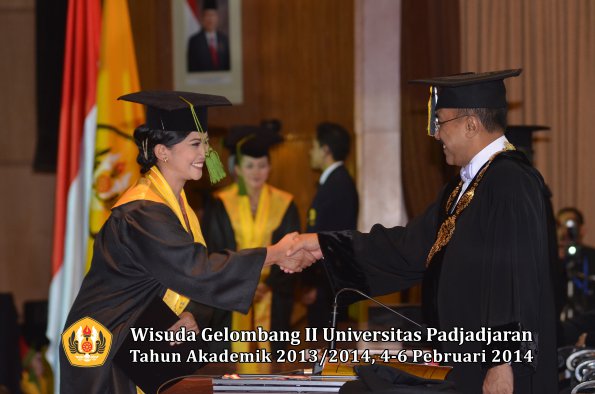 wisuda-unpad-gel-ii-ta-2013_2014-fakultas-kedokteran-oleh-rektor-268