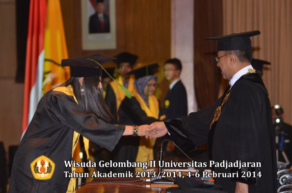 wisuda-unpad-gel-ii-ta-2013_2014-fakultas-kedokteran-oleh-rektor-269