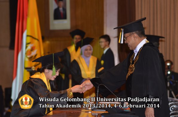 wisuda-unpad-gel-ii-ta-2013_2014-fakultas-kedokteran-oleh-rektor-274