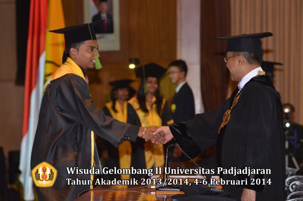 wisuda-unpad-gel-ii-ta-2013_2014-fakultas-kedokteran-oleh-rektor-277