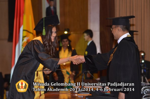 wisuda-unpad-gel-ii-ta-2013_2014-fakultas-kedokteran-oleh-rektor-283