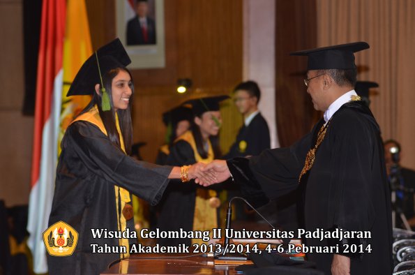 wisuda-unpad-gel-ii-ta-2013_2014-fakultas-kedokteran-oleh-rektor-285