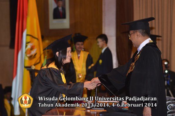 wisuda-unpad-gel-ii-ta-2013_2014-fakultas-kedokteran-oleh-rektor-287