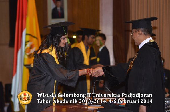 wisuda-unpad-gel-ii-ta-2013_2014-fakultas-kedokteran-oleh-rektor-289