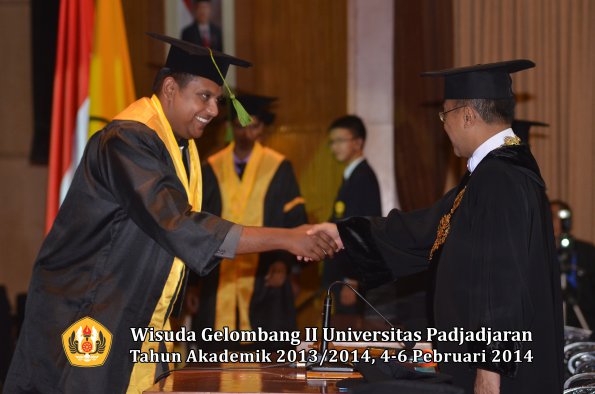 wisuda-unpad-gel-ii-ta-2013_2014-fakultas-kedokteran-oleh-rektor-292