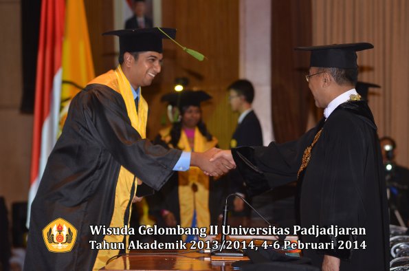 wisuda-unpad-gel-ii-ta-2013_2014-fakultas-kedokteran-oleh-rektor-294