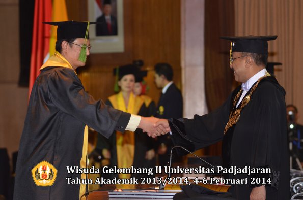 wisuda-unpad-gel-ii-ta-2013_2014-fakultas-kedokteran-oleh-rektor-298