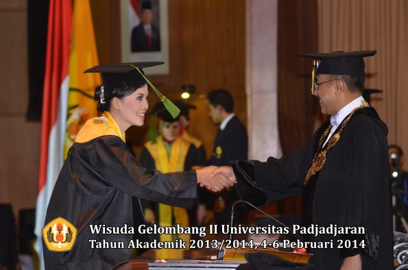 wisuda-unpad-gel-ii-ta-2013_2014-fakultas-kedokteran-oleh-rektor-299