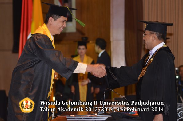 wisuda-unpad-gel-ii-ta-2013_2014-fakultas-kedokteran-oleh-rektor-305