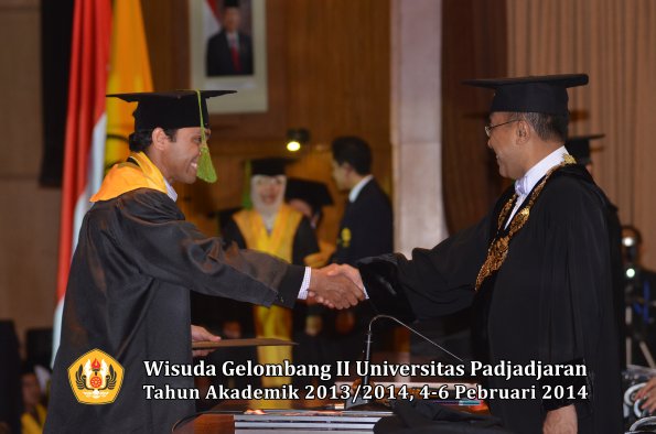 wisuda-unpad-gel-ii-ta-2013_2014-fakultas-kedokteran-oleh-rektor-317