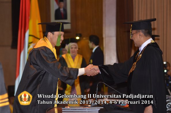 wisuda-unpad-gel-ii-ta-2013_2014-fakultas-kedokteran-oleh-rektor-328