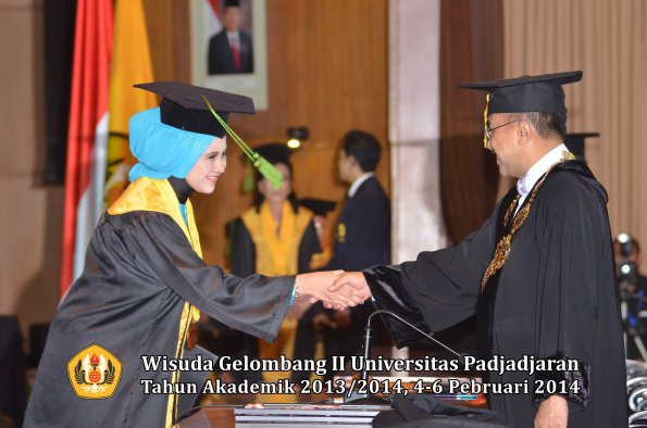 wisuda-unpad-gel-ii-ta-2013_2014-fakultas-kedokteran-oleh-rektor-331