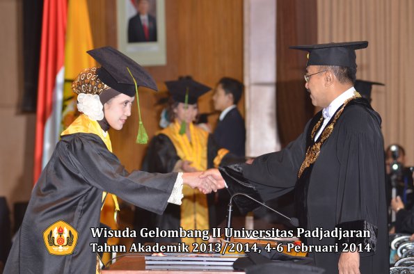 wisuda-unpad-gel-ii-ta-2013_2014-fakultas-kedokteran-oleh-rektor-334