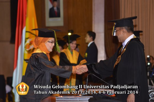 wisuda-unpad-gel-ii-ta-2013_2014-fakultas-kedokteran-oleh-rektor-342