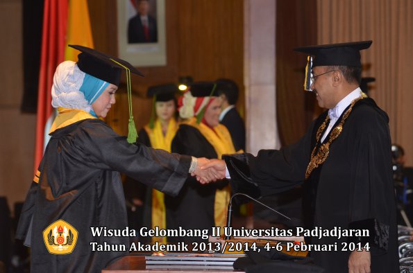 wisuda-unpad-gel-ii-ta-2013_2014-fakultas-kedokteran-oleh-rektor-356