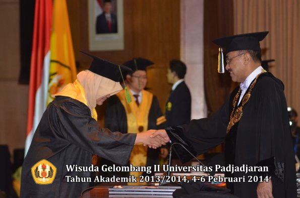 wisuda-unpad-gel-ii-ta-2013_2014-fakultas-kedokteran-oleh-rektor-363