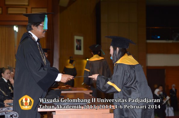 wisuda-unpad-gel-ii-ta-2013_2014-fakultas-pik-oleh-dekan-021