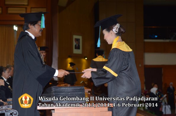 wisuda-unpad-gel-ii-ta-2013_2014-fakultas-pik-oleh-dekan-023