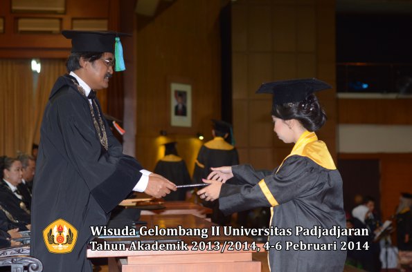 wisuda-unpad-gel-ii-ta-2013_2014-fakultas-pik-oleh-dekan-028